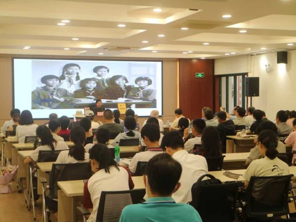 大象配资 摄影师丹孃：一个家族，一条马路，一沓老照片背后的传奇